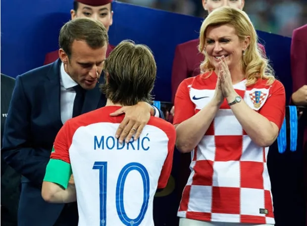 Tổng thống Croatia nghẹn ngào lau nước mắt cho Modric trên bục trao giải - Bóng Đá