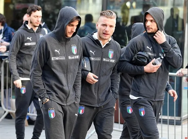 Vừa rời khách sạn, Buffon đã bị fan 'bắt cóc' - Bóng Đá