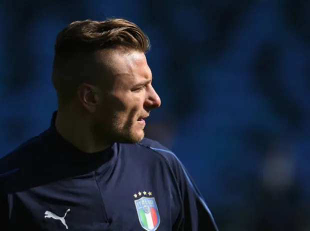 Vừa rời khách sạn, Buffon đã bị fan 'bắt cóc' - Bóng Đá
