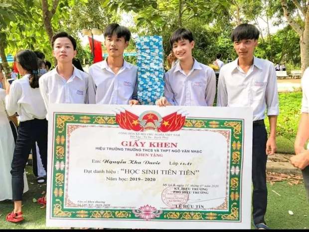 chang-trai-co-ten-giong-cau-thu] (2)