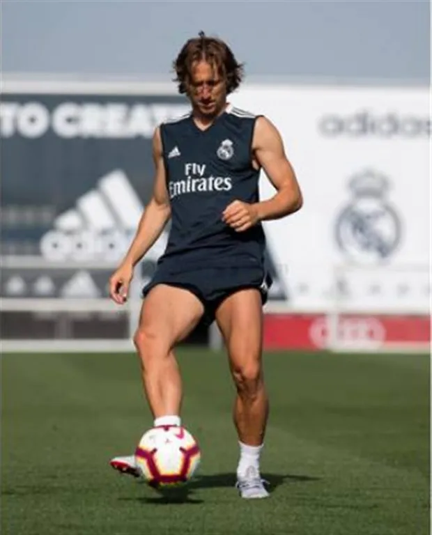 Chưa thể tới Ý, Modric buồn bã trên sân tập của Real - Bóng Đá