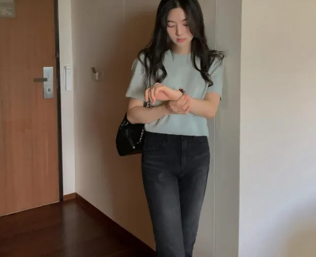Tham khảo công thức gồm quần jeans đen kết hợp với áo màu pastel.