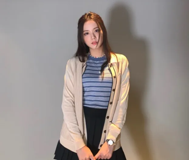 Áo kẻ ngang chính là món thời trang phổ biến mix cùng chân váy ngắn xếp ly mang tông màu đen.