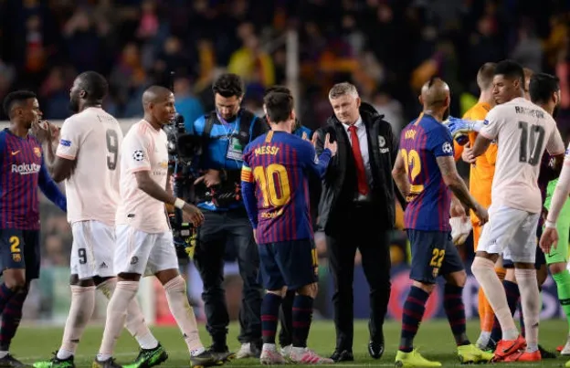 Messi không thèm bắt tay Smalling - Bóng Đá