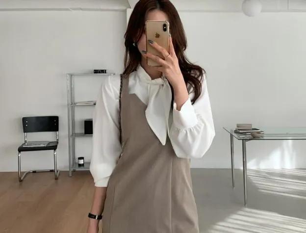 Công thức váy hai dây kết hợp với áo blouse tay bồng lại đậm chất nữ tính, yêu kiều. 