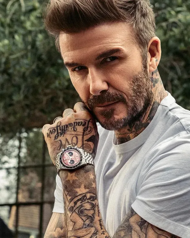 Ở tuổi 49, Beckham được tạp chí Hello khen là hình mẫu chuẩn của một ngôi sao thành công trong sự nghiệp lẫn cuộc sống. Từ cách anh quan tâm gia đình, chăm chút bản thân cho đến nỗ lực làm việc dù đã rời sân cỏ đã truyền cảm hứng cho nhiều người, đặc biệt là các thanh niên trẻ.