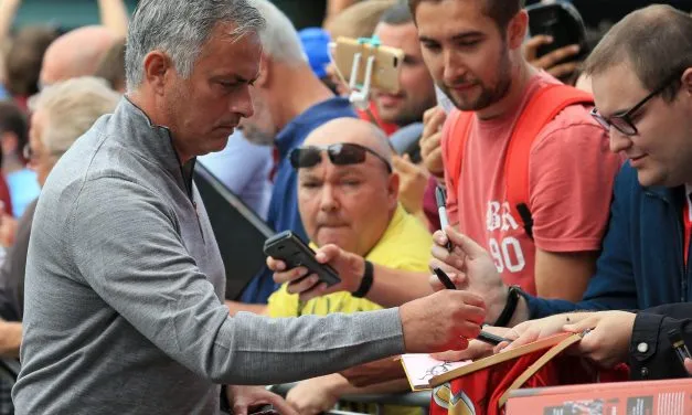 Cái vẫy tay của Mourinho và 'độc chiêu' PR cảm xúc - Bóng Đá