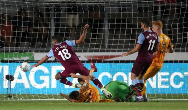 Jack Wilshere scores his first goal in over 600 DAYS and his first in a Hammers shirt - Bóng Đá