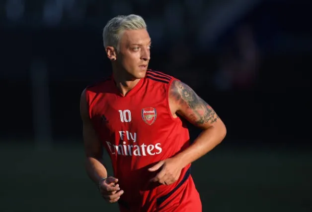  Ozil dyed hair after losing bet to Lacazette as Aubameyang compares him to Rapinoe  - Bóng Đá