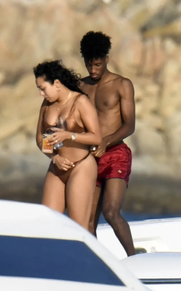 Kingsley Coman straddled by stunning fiancee on boat as Bayern Munich’s Champions League hero relaxes in Sardinia - Bóng Đá