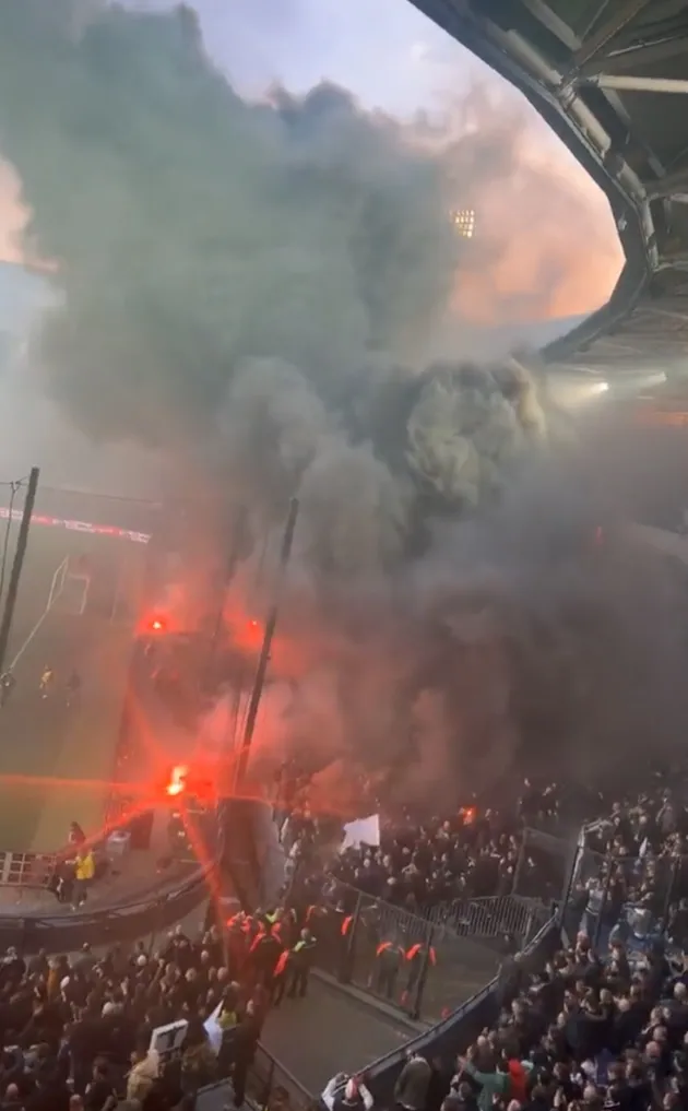 Feyenoord vs Ajax stopped TWICE as ex-Prem star bleeding after object thrown from crowd and stadium flooded with smoke - Bóng Đá