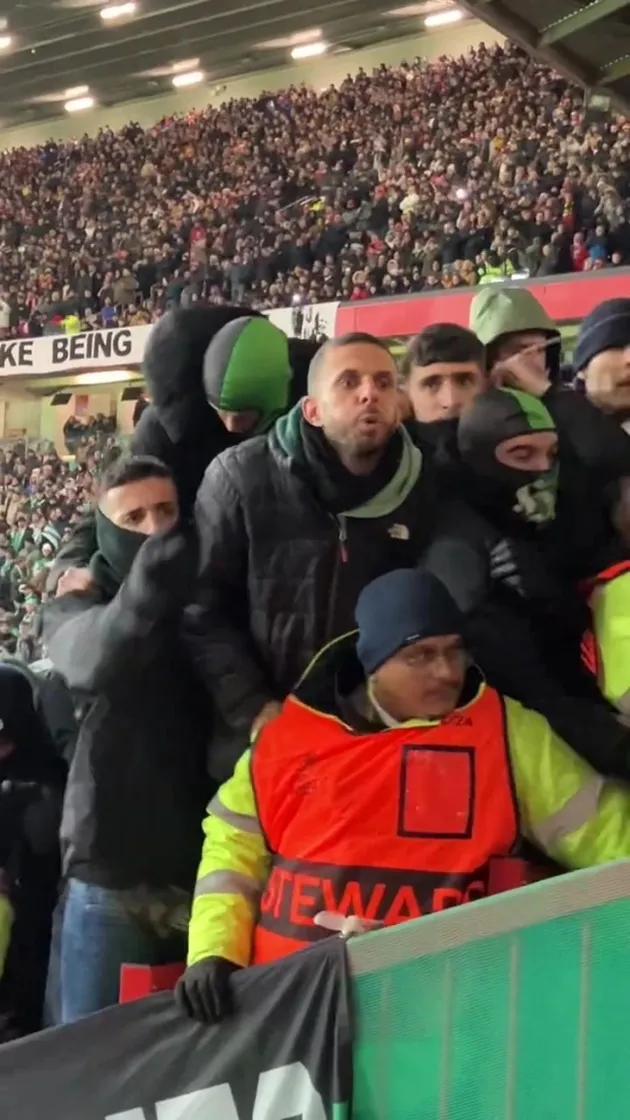 Real Betis fans clash with riot police during Man Utd game  - Bóng Đá