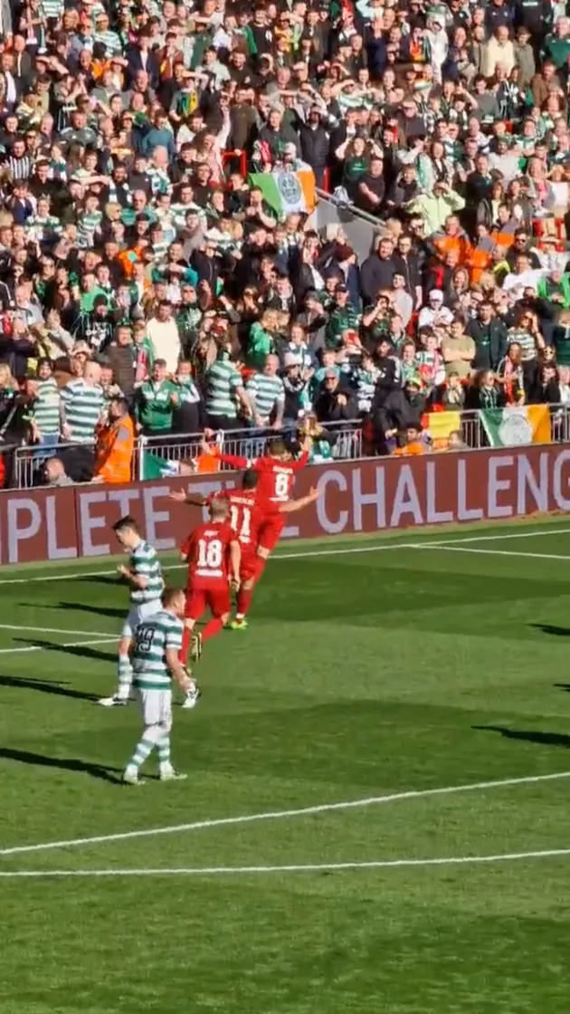 Steven Gerrard gets pelted with BOTTLES from Celtic fans after scoring in charity game for Liverpool legends - Bóng Đá
