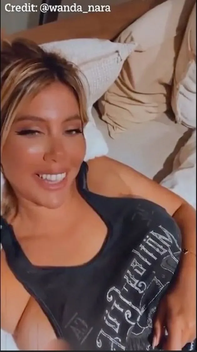 Wanda Nara vô tình lộ 'nhũ hoa' khi livestream - Bóng Đá