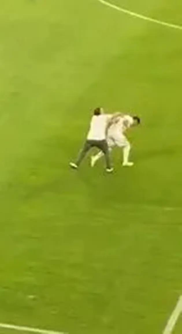 Shocking moment fan runs on to pitch and attacks Colombian football star - Bóng Đá