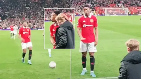 Martial tells ball boy to slowdown - Bóng Đá