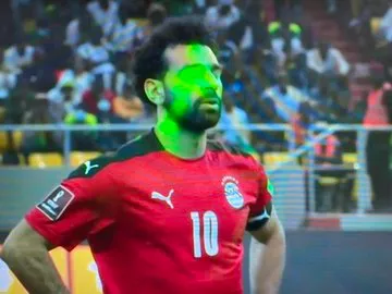 Salah targeted by lasers before Egypt penalty miss as Liverpool star misses out on World Cup spot - Bóng Đá