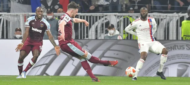 Bạo loạn nổ ra, Declan Rice lĩnh trọn chai nước từ CĐV đối thủ - Bóng Đá