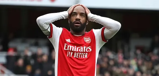 Nhìn Lacazette thét lên đau đớn, người ta biết Wenger đã đúng - Bóng Đá