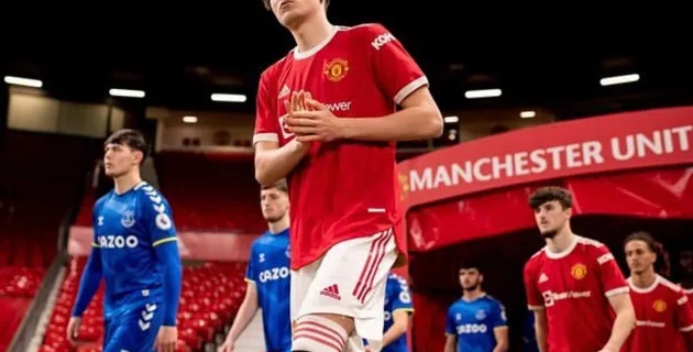 Manchester United youngster Charlie Savage has completed medical tests - Bóng Đá