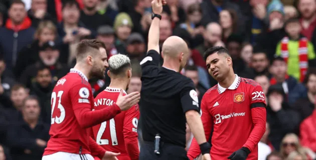 What Southampton players did after Casemiro was sent off - Bóng Đá