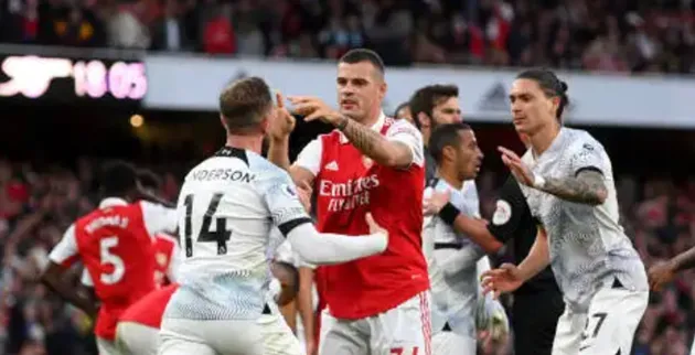 Gây sự với Gabriel, Xhaka giải quyết Henderson - Bóng Đá