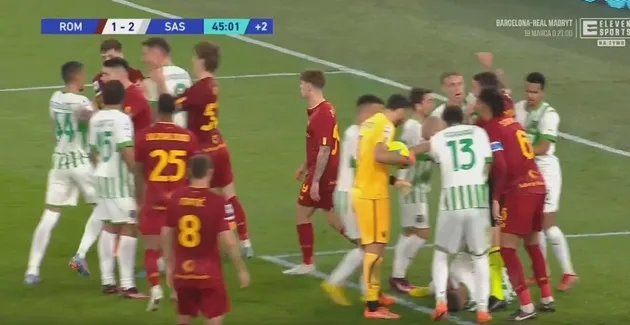 Roma clash with Sassuolo descends into chaos after two players kick each other in the groin - Bóng Đá