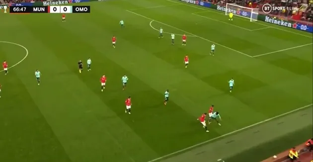 Casemiro bị vào bóng bằng 2 chân, Dalot và Lindelof gay gắt - Bóng Đá