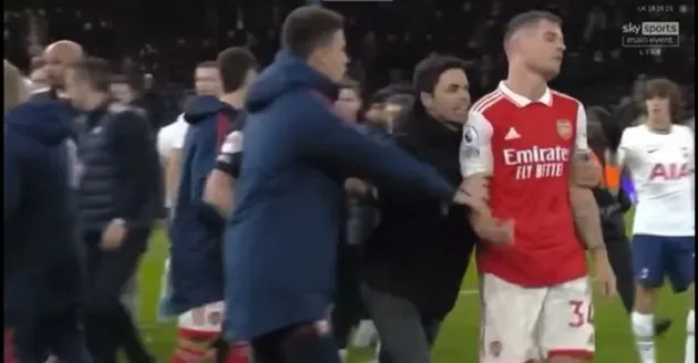 Arteta chạy vào ngăn Xhaka - Bóng Đá