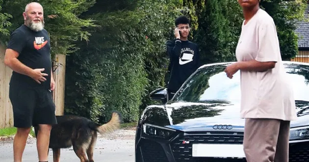 MASON BREAKS COVER Man Utd star Mason Greenwood makes rare appearance catching runaway family dog following rape and GBH arrest - Bóng Đá