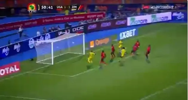Đối thủ nặng kí của Salah thoát thua sau pha bỏ lỡ của năm - Bóng Đá