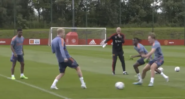 What Mitchell van der Gaag said to Donny van de Beek in Manchester United training - Bóng Đá