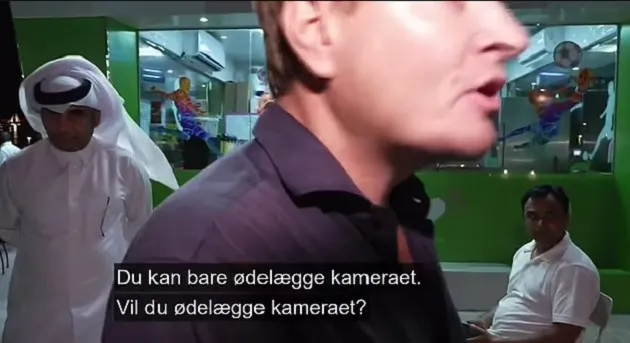 Qatari officials threaten to DESTROY a Danish reporter's camera  - Bóng Đá