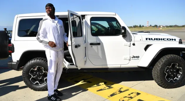 Paul Pogba mobbed by Juventus fans after touching down in Turin - Bóng Đá