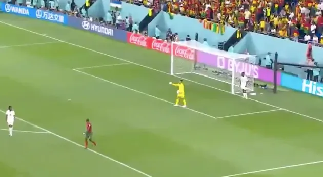 ‘He nearly died’ – Watch Cristiano Ronaldo’s heart-in-mouth reaction to Portugal keeper’s last-minute howler vs Ghana - Bóng Đá