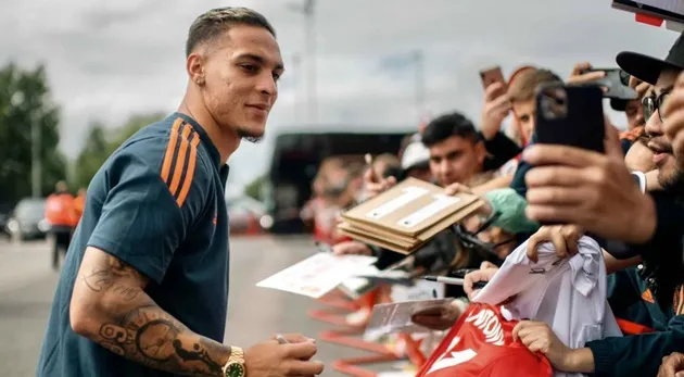 Antony gây bão khi đặt chân đến Old Trafford - Bóng Đá