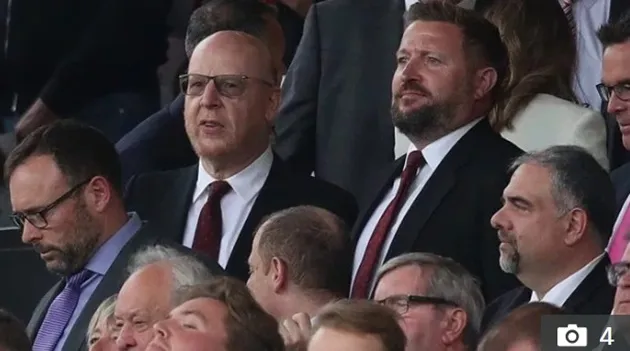 Angry Man Utd fans fly massive #GlazersOut banner over Old Trafford for Chelsea clash with owner Avram looking on - Bóng Đá