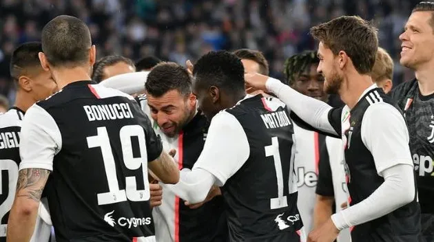 Chùm ảnh: Cây trường sinh Barzagli rơi lệ trong ngày chia tay Juventus - Bóng Đá