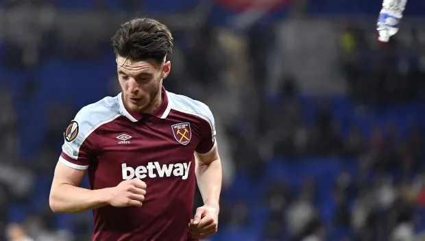 Bạo loạn nổ ra, Declan Rice lĩnh trọn chai nước từ CĐV đối thủ - Bóng Đá