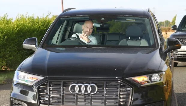 Cristiano Ronaldo arrives at Carrington after being dropped from Manchester United squad Man United issued a c - Bóng Đá