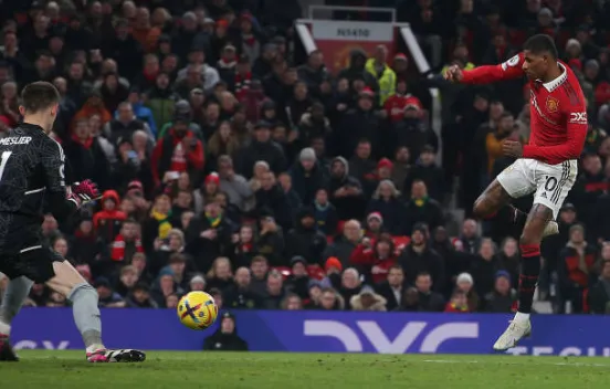 Marcus Rashford is the first Manchester United player to score in six consecutive appearances at Old Trafford  - Bóng Đá