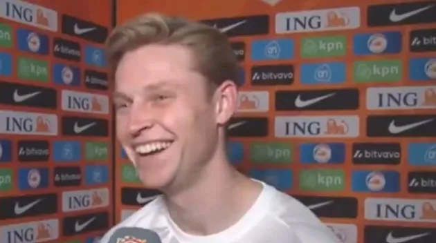 De Jong bật cười khi được hỏi về việc gia nhập Man United - Bóng Đá