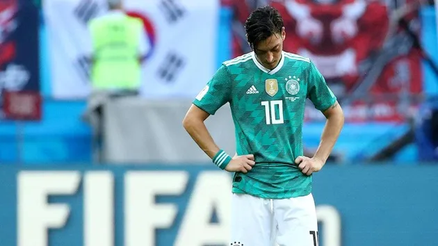 Bellerin phản ứng vụ Ozil bị phân biệt chủng tộc - Bóng Đá