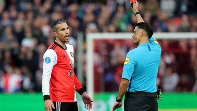 Chùm ảnh: Ghi siêu phẩm và nhận thẻ đỏ của Van Persie - Bóng Đá