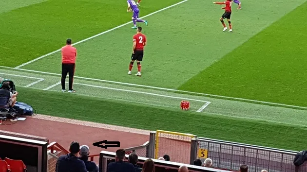 Mourinho selfie với fan tàn tật - Bóng Đá