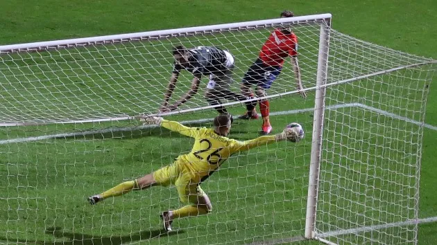 Man United fans react to dean Henderson's performance against Luton - Bóng Đá