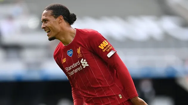 Van Dijk đưa Carragher trở lại mặt đất  - Bóng Đá