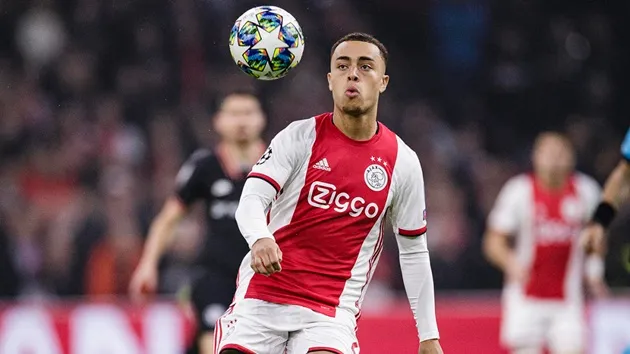 Sergiño Dest is not in Ajax's stating XI today - Bóng Đá