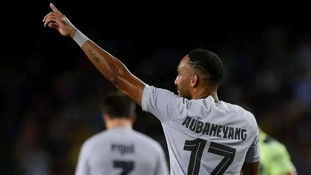 Aubameyang at the Barcelona airport - Bóng Đá