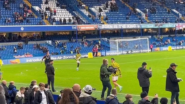 Arsenal suffer big Bukayo Saka injury scare as fitness coach called in before Chelsea game - Bóng Đá